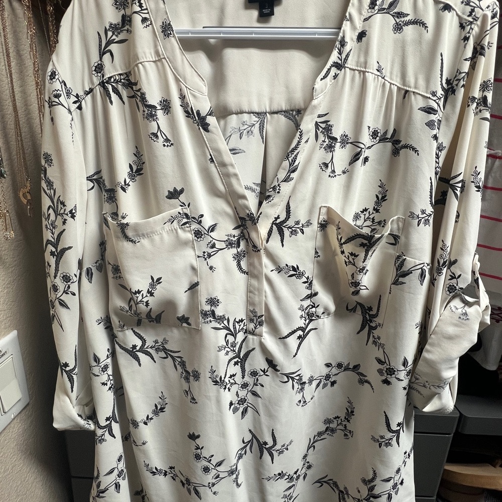 TORRID- Cream and Black Floral Print Blouse (Harper 3/4 sleeve)